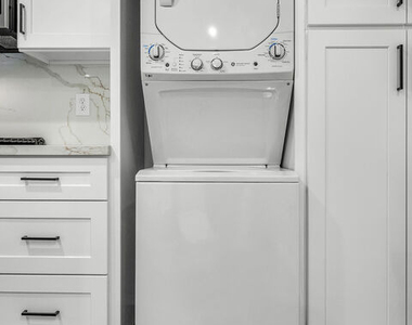 738 Westmount Drive - Photo Thumbnail 12