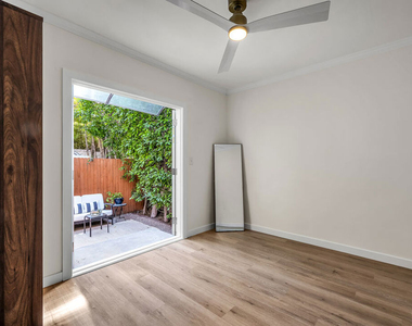 738 Westmount Drive - Photo Thumbnail 16
