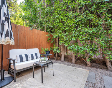 738 Westmount Drive - Photo Thumbnail 17