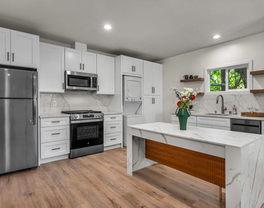 738 Westmount Drive - Photo Thumbnail 7