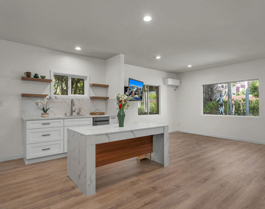 738 Westmount Drive - Photo Thumbnail 5