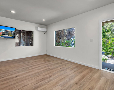 738 Westmount Drive - Photo Thumbnail 9