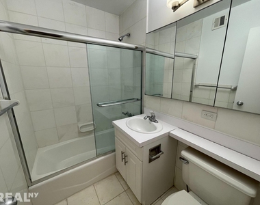 888 Eighth Avenue - Photo Thumbnail 3