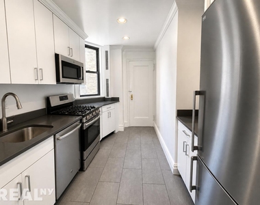 25 West 68th Street - Photo Thumbnail 3