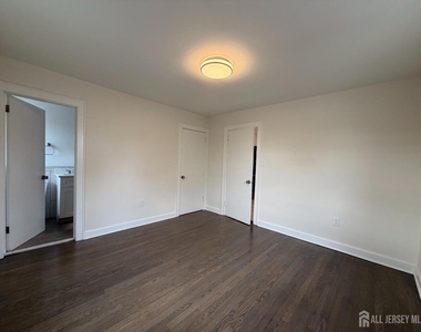 1020 Raritan Avenue - Photo Thumbnail 3