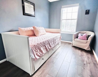 202 Grosvenor Lane - Photo Thumbnail 3