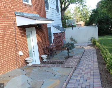 7703 Newcastle Drive - Photo Thumbnail 13