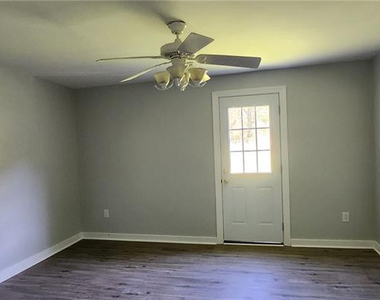 233 W Barbee Street - Photo Thumbnail 6