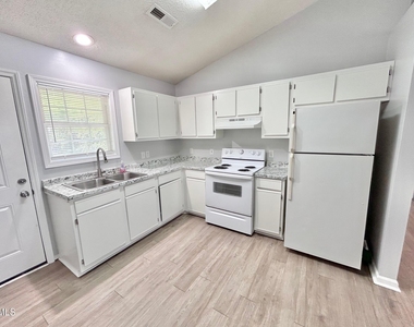 620 E Davis Street - Photo Thumbnail 1