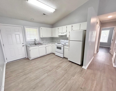 620 E Davis Street - Photo Thumbnail 2