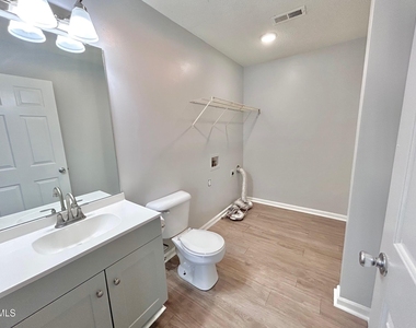 620 E Davis Street - Photo Thumbnail 5