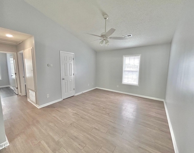 620 E Davis Street - Photo Thumbnail 4