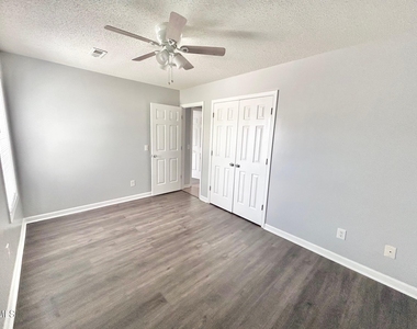 620 E Davis Street - Photo Thumbnail 9
