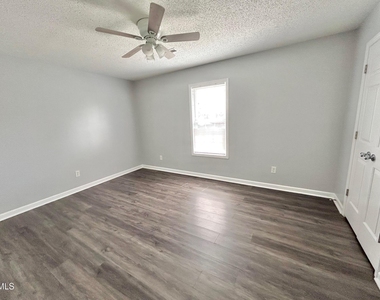 620 E Davis Street - Photo Thumbnail 11