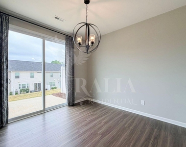 111 Lennei Lane - Photo Thumbnail 12