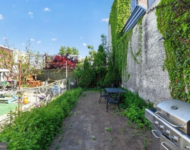 2623 Emerald Street - Photo Thumbnail 31
