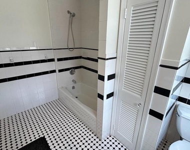 209 Grayling Avenue - Photo Thumbnail 7