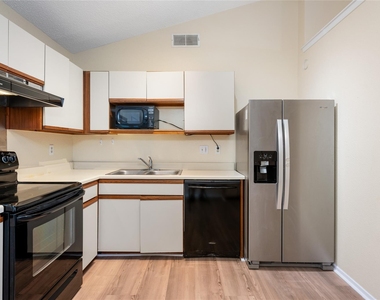 1015 E Yager Ln - Photo Thumbnail 7