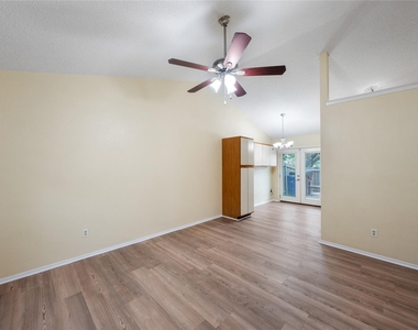 1015 E Yager Ln - Photo Thumbnail 9