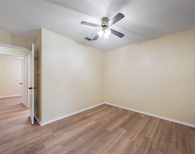 1015 E Yager Ln - Photo Thumbnail 12