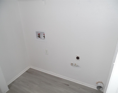 7400 Dixie Dr - Photo Thumbnail 10