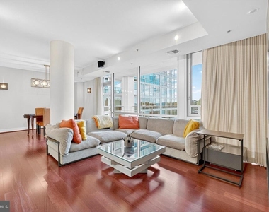 6820 Wisconsin Avenue - Photo Thumbnail 2