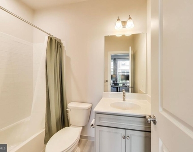 5004 Oakmoore Drive - Photo Thumbnail 9