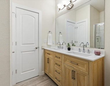 13420 Lyndhurst St - Photo Thumbnail 16
