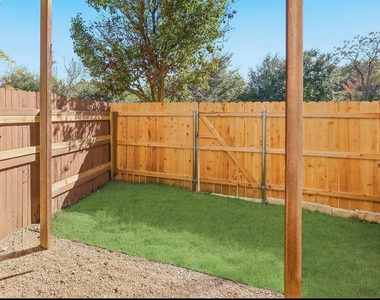 13420 Lyndhurst St - Photo Thumbnail 24