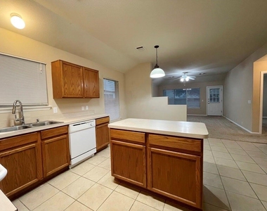 376 Spruce Dr - Photo Thumbnail 5