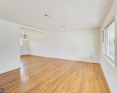 1208 Pinewood Drive - Photo Thumbnail 6