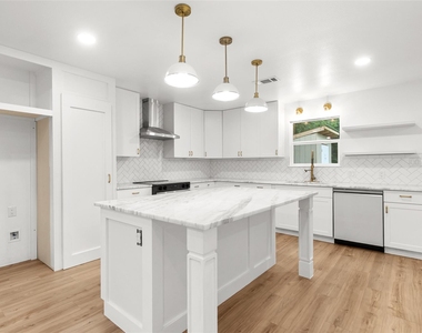 409 Avenue R - Photo Thumbnail 9