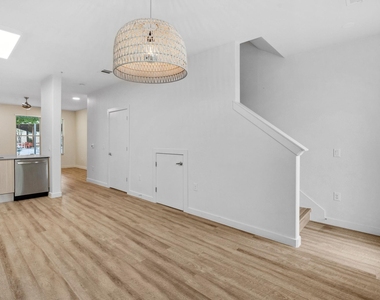 7805 Cooper Ln - Photo Thumbnail 4