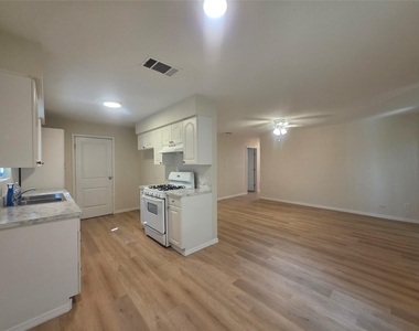 104 E Eggleston St - Photo Thumbnail 3