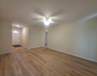 104 E Eggleston St - Photo Thumbnail 7