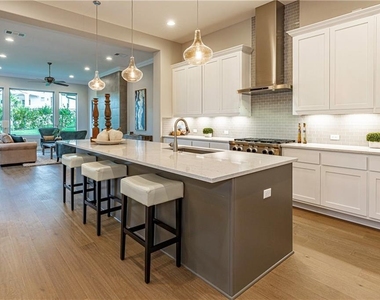 511 Woodside Ter - Photo Thumbnail 5