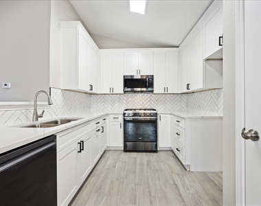 12804 Humphrey Dr - Photo Thumbnail 4