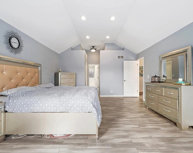 520 N Veterans Parkway - Photo Thumbnail 17