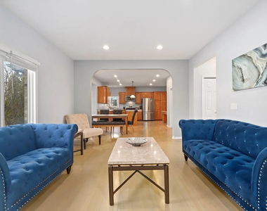 520 N Veterans Parkway - Photo Thumbnail 4