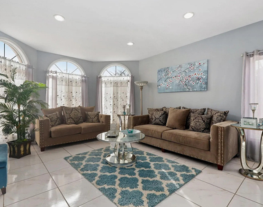 520 N Veterans Parkway - Photo Thumbnail 1