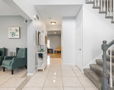 520 N Veterans Parkway - Photo Thumbnail 14