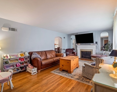 745 Greenview Place - Photo Thumbnail 10