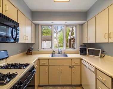 745 Greenview Place - Photo Thumbnail 3