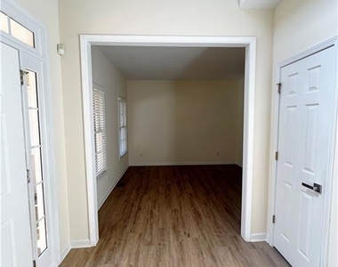 350 Laurel Glen Crossing - Photo Thumbnail 2