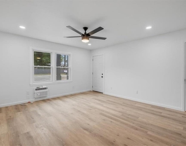 608 N College Drive - Photo Thumbnail 8