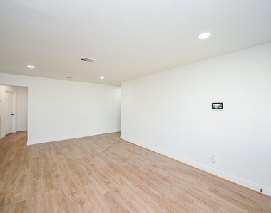 4710 Hershe Street - Photo Thumbnail 5