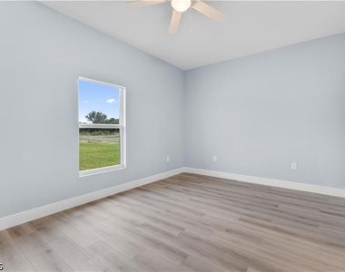 702 Broadway Avenue - Photo Thumbnail 5