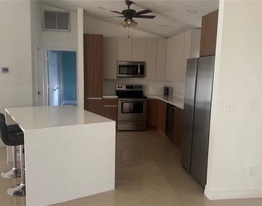 1319 Sw 10th Place - Photo Thumbnail 2