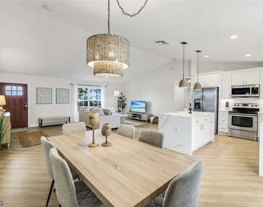 3322 Oasis Boulevard - Photo Thumbnail 14