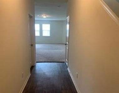 2906 Seacrest Lane - Photo Thumbnail 2